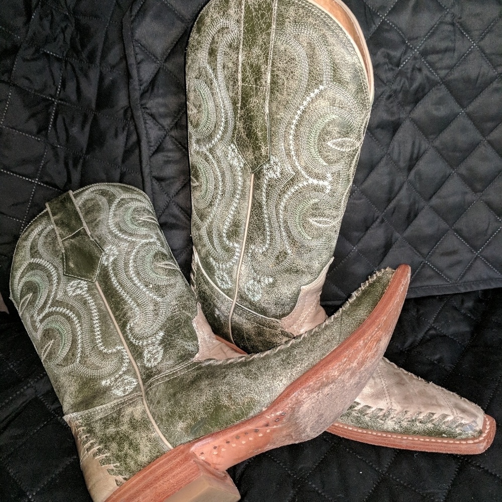 Mens cowboy boots, size 6, ans. Mens belt